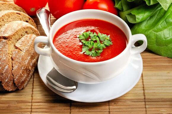 टमाटर के सूप से पीने के आहार मेनू में विविधता लाई जा सकती है