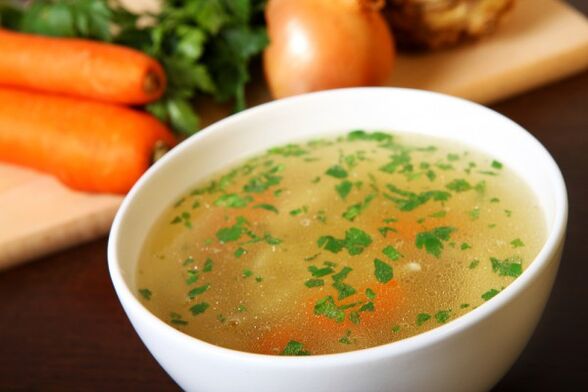 मांस शोरबा सूप पीने के आहार मेनू पर एक स्वादिष्ट व्यंजन है