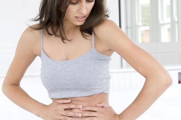 पेट क्षेत्र में दर्द अग्नाशयशोथ के पहले संभावित लक्षणों में से एक है।
